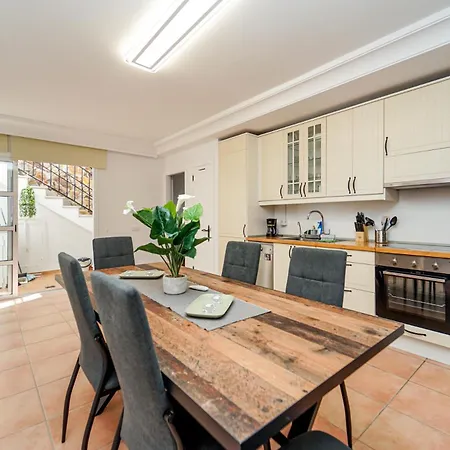 Magnificent 5-star With Sea View, Jacuzzi And Pool Apartament