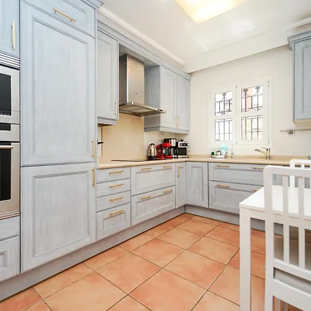 Magnificent 5-star With Sea View, Jacuzzi And Pool Apartament *
